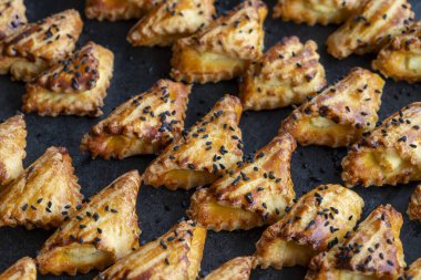 Tepside taze pişmiş lezzetli kurabiyeler.