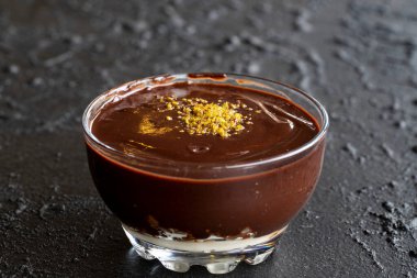 Siyah arka planda süper tatlı. Çikolatalı puding.