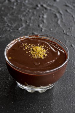 Siyah arka planda süper tatlı. Çikolatalı puding.