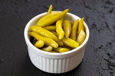 Koyu arkaplanda yeşil biber turşusu