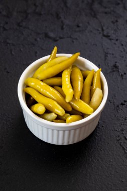 Koyu arkaplanda yeşil biber turşusu