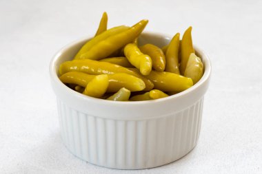 Beyaz arka planda yeşil biber turşusu