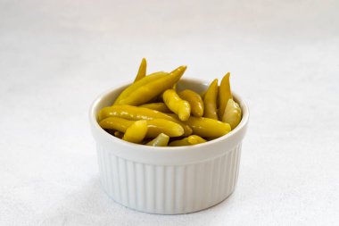 Beyaz arka planda yeşil biber turşusu