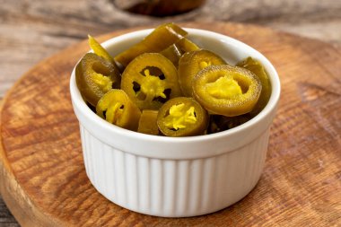 Beyaz kase dilimlenmiş yeşil jalapeno biber turşusu