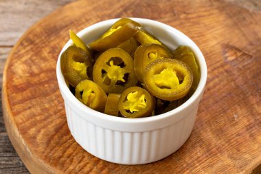 Beyaz kase dilimlenmiş yeşil jalapeno biber turşusu