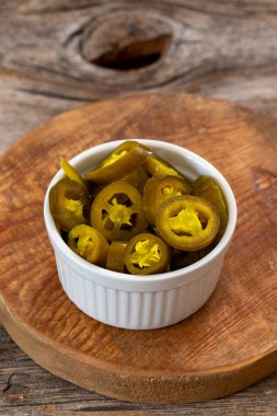 Beyaz kase dilimlenmiş yeşil jalapeno biber turşusu