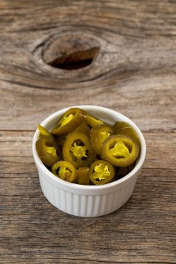 Beyaz kase dilimlenmiş yeşil jalapeno biber turşusu