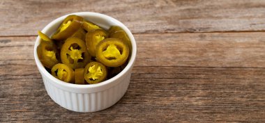 Beyaz kasede dilimlenmiş yeşil biber turşusu. Boşluğu kopyala