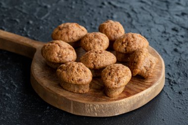 Koyu arkaplanda havuç ve tarçınlı kek