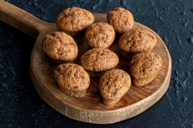 Koyu arkaplanda havuç ve tarçınlı kek