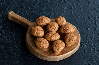 Koyu arkaplanda havuç ve tarçınlı kek