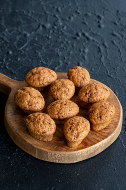 Koyu arkaplanda havuç ve tarçınlı kek