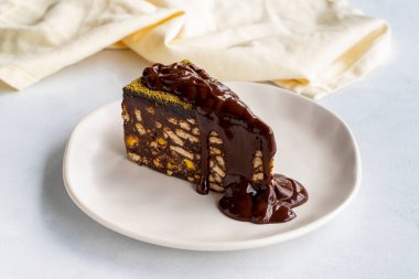 Beyaz arka planda çikolata soslu mozaik pasta.