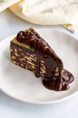Beyaz arka planda çikolata soslu mozaik pasta.