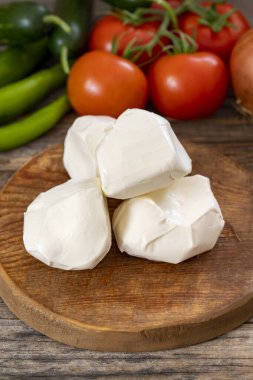 Ahşap arka planda keçi peyniri
