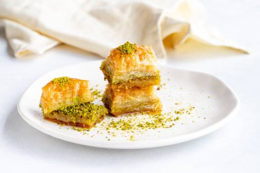 Beyaz bir arka plan üzerinde Fıstıklı Baklava.