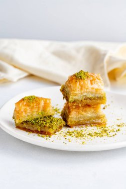 Beyaz arka planda baklava fıstığı. Baklavayı kapat.