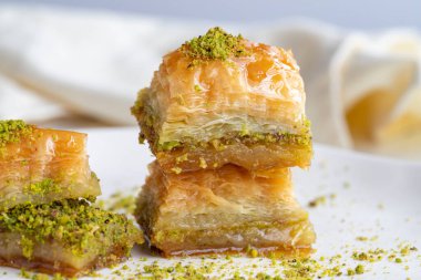 Beyaz arka planda baklava fıstığı. Baklavayı kapat.