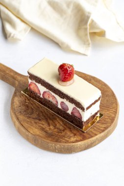 Beyaz bir arka plan üzerinde çilek pasta dilimi