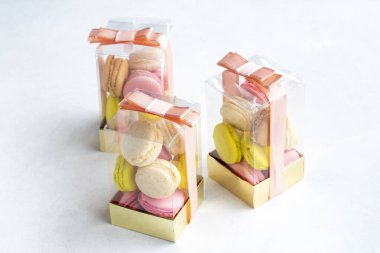 Beyaz arka planda makaronlar paketlenmiş. Hediyeler için paketlenmiş makaronlar