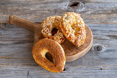 Ahşap arka planda kuru üzümlü kurabiyeler. yerel adı ay coregi