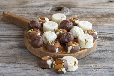 Ahşap arka planda çikolatalı kurabiyeler