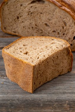 Ahşap zemin üzerinde organik ekşi ekmek.