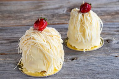 Ahşap arka planda beyaz çikolatalı pasta