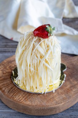 Ahşap arka planda beyaz çikolatalı pasta