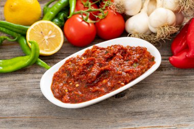 Domates, dolma biber, maydanoz, nane, zeytinyağı ve acı biberden yapılmış baharatlı bir Türk aperatifi. Bir çeşit yardımcı.