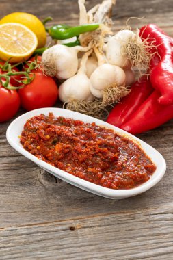 Domates, dolma biber, maydanoz, nane, zeytinyağı ve acı biberden yapılmış baharatlı bir Türk aperatifi. Bir çeşit yardımcı.