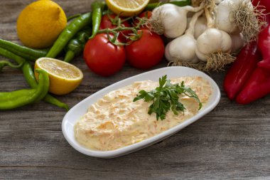 Havuç salatası rendelenmiş havuç, sarımsak ve yoğurt ile hazırlanır. Geleneksel Türk mutfağı