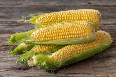 Tahta zemin üzerinde taze mısır