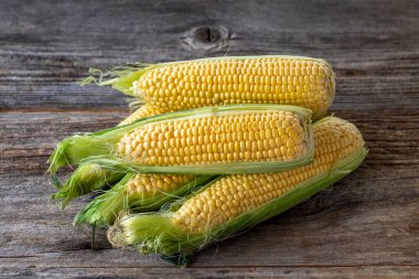 Tahta zemin üzerinde taze mısır