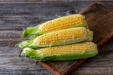 Tahta zemin üzerinde taze mısır