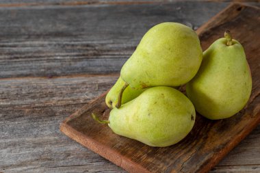 Ahşap arka plan üzerinde taze armut