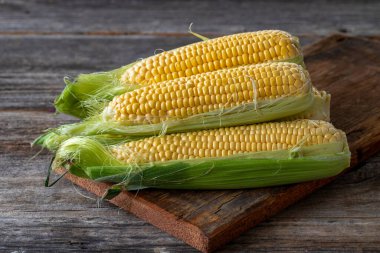 Tahta zemin üzerinde taze mısır