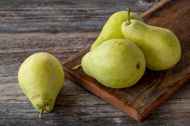 Ahşap arka plan üzerinde taze armut