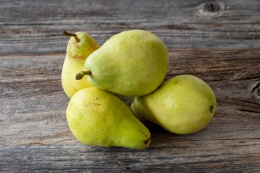 Ahşap arka plan üzerinde taze armut