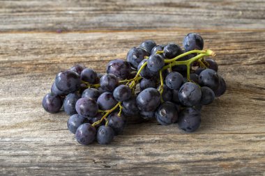 Ahşap arka planda taze mor üzümler
