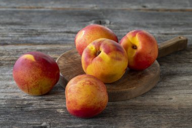 Ahşap zeminde canlı şeftaliler ve nektarinler