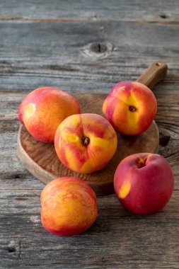 Ahşap zeminde canlı şeftaliler ve nektarinler