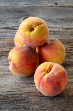 Ahşap arka planda taze şeftali