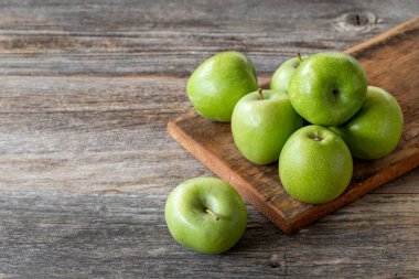 Ahşap zemin üzerinde taze yeşil elma (ekşi elma). Boşluğu kopyala