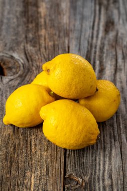 Tahta arka planda taze limonlar. Kapat.