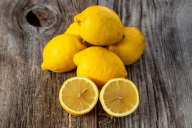 Tahta arka planda taze limonlar. Kapat.