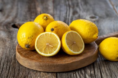 Tahta arka planda taze limonlar. Kapat.