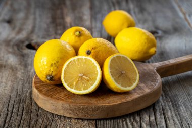 Tahta arka planda taze limonlar. Kapat.