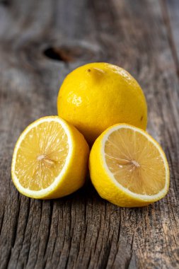 Tahta arka planda taze limonlar. Kapat.
