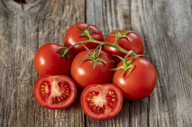 Ahşap zemin üzerinde taze domatesler. Kapat.